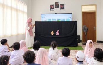 Inovasi Pembelajaran PAUD: KBIT Nurul Hikmah Hadirkan Seni Pertunjukan Wayang Hewan dalam “English Fun”