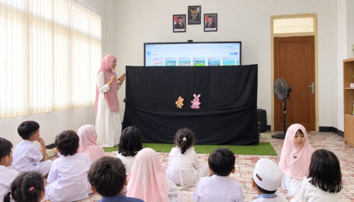 Inovasi Pembelajaran PAUD: KBIT Nurul Hikmah Hadirkan Seni Pertunjukan Wayang Hewan dalam “English Fun”